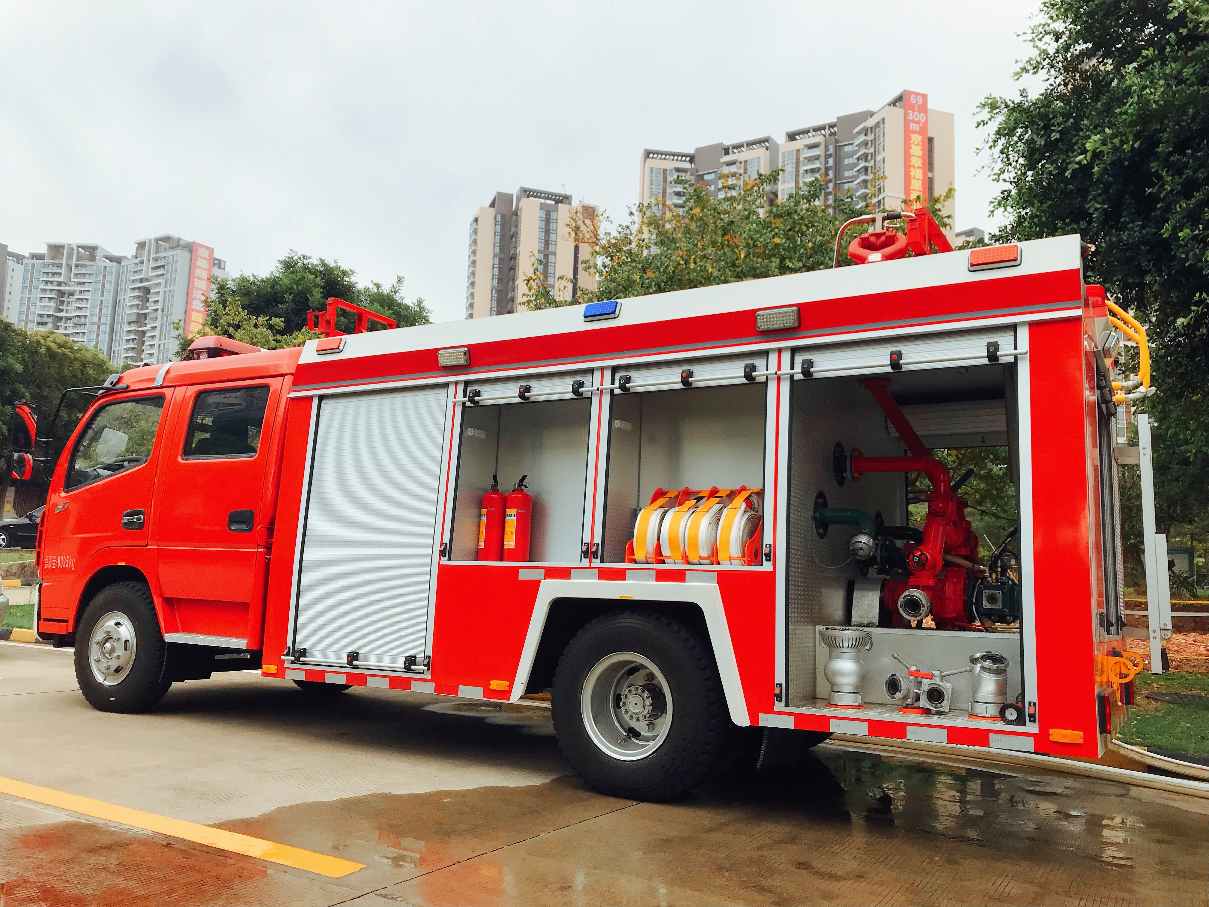 攝圖網(wǎng)_501587064_紅色的消防車（企業(yè)商用）.jpg